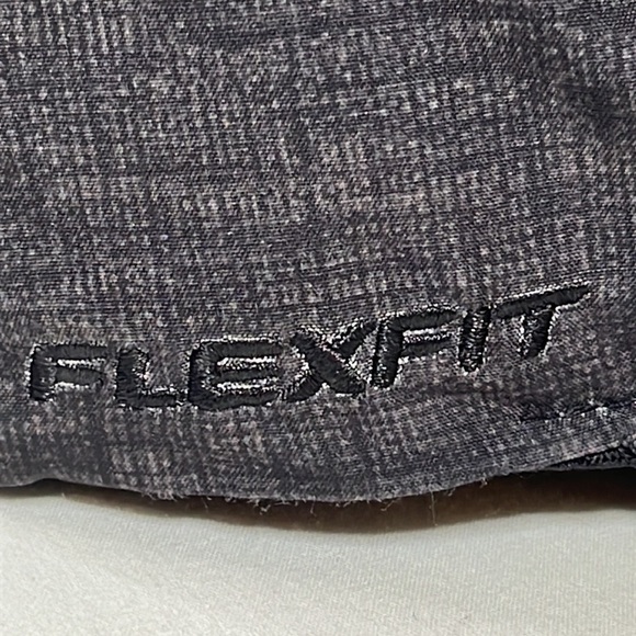 Quiksilver flexfit cap, like new condition - Picture 4 of 12